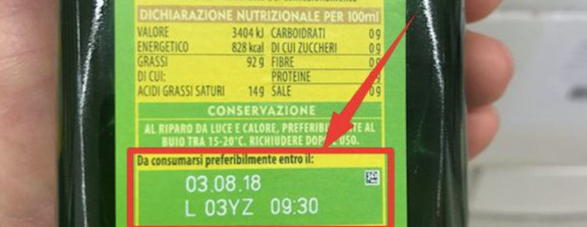 Etichetta di una bottiglia di olio che mostra la data di scadenza “03.08.18” evidenziata da un riquadro rosso e da una freccia.
